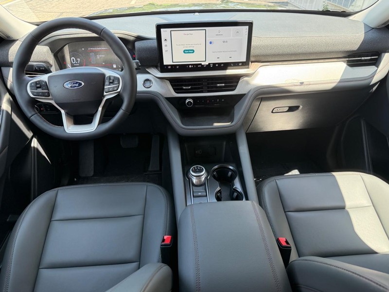 Ford Explorer Vehicle Full-screen Gallery Image 11
