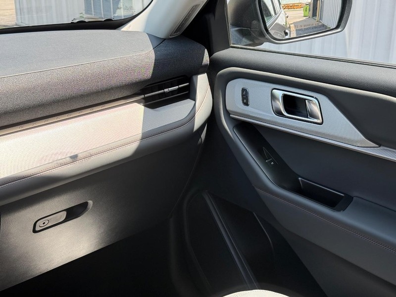Ford Explorer Vehicle Full-screen Gallery Image 13