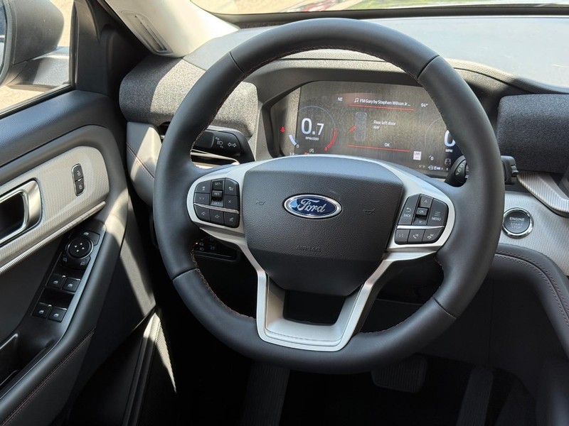 Ford Explorer Vehicle Full-screen Gallery Image 14