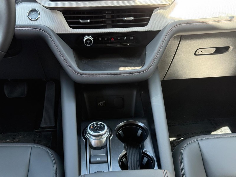 Ford Explorer Vehicle Full-screen Gallery Image 15