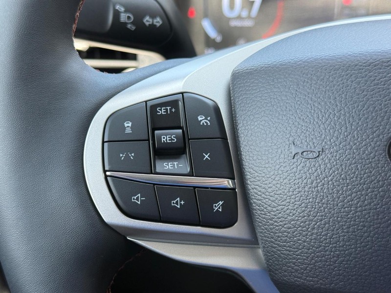 Ford Explorer Vehicle Full-screen Gallery Image 16