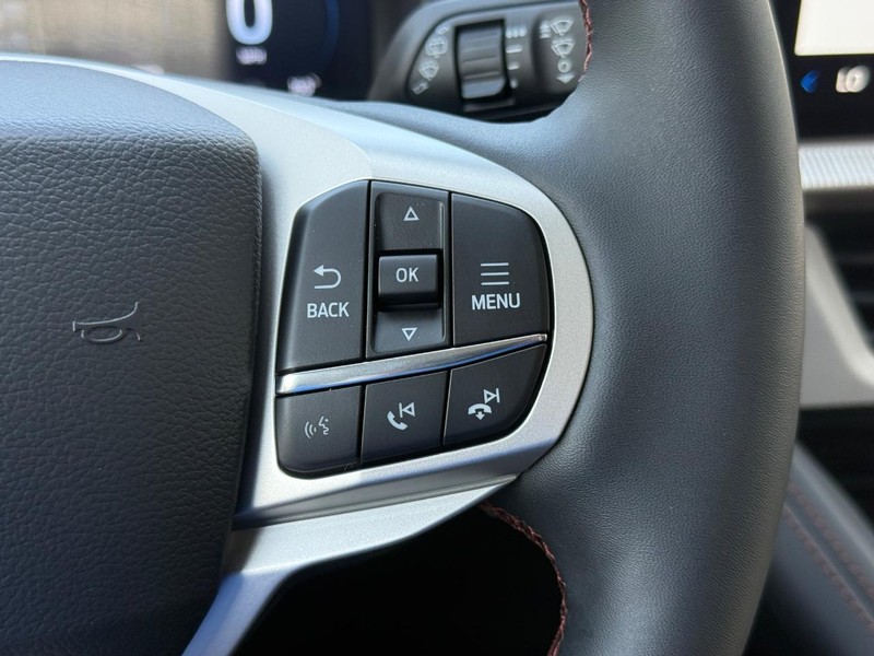 Ford Explorer Vehicle Full-screen Gallery Image 17