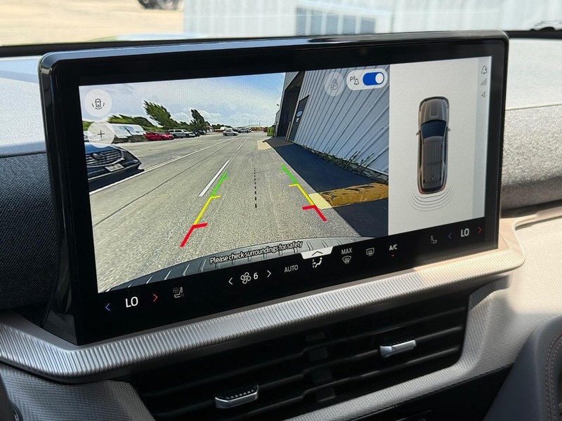 Ford Explorer Vehicle Full-screen Gallery Image 19