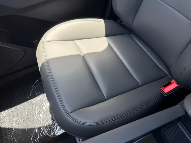 Ford Explorer Vehicle Full-screen Gallery Image 21