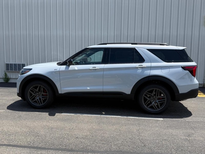 Ford Explorer Vehicle Full-screen Gallery Image 2