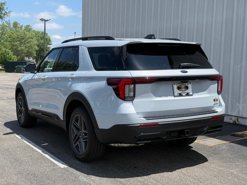 Ford Explorer Vehicle Full-screen Gallery Image 3