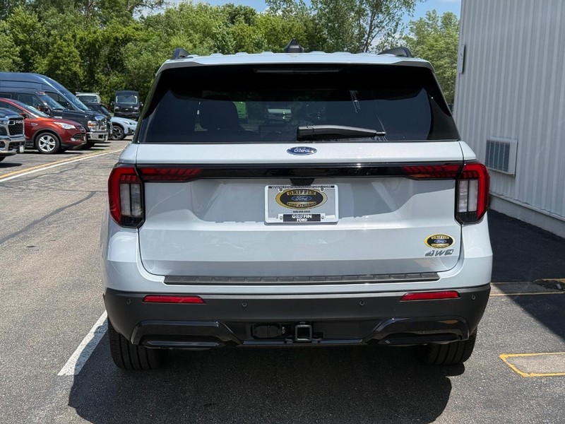 Ford Explorer Vehicle Full-screen Gallery Image 4