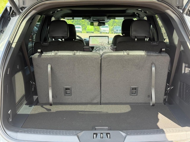 Ford Explorer Vehicle Full-screen Gallery Image 6