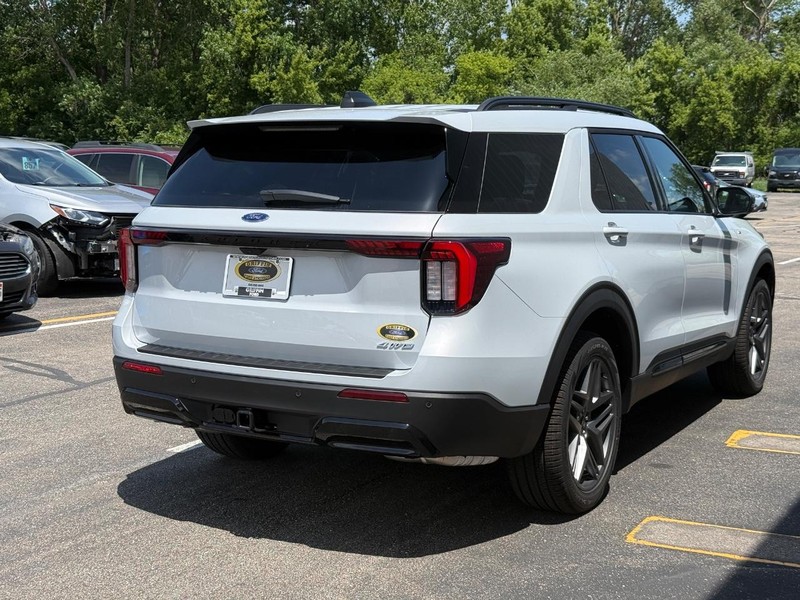 Ford Explorer Vehicle Full-screen Gallery Image 7