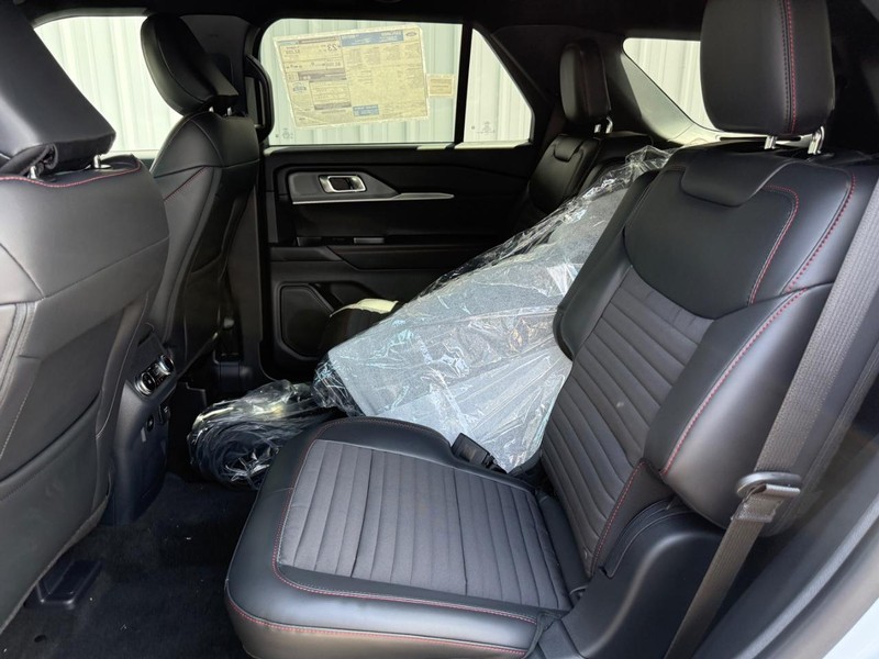 Ford Explorer Vehicle Full-screen Gallery Image 9