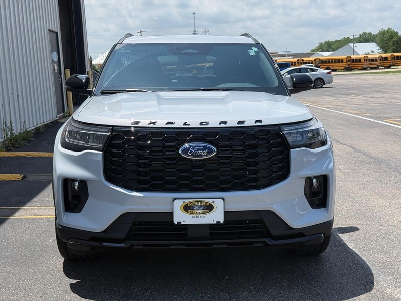Ford Explorer Vehicle Full-screen Gallery Image 10