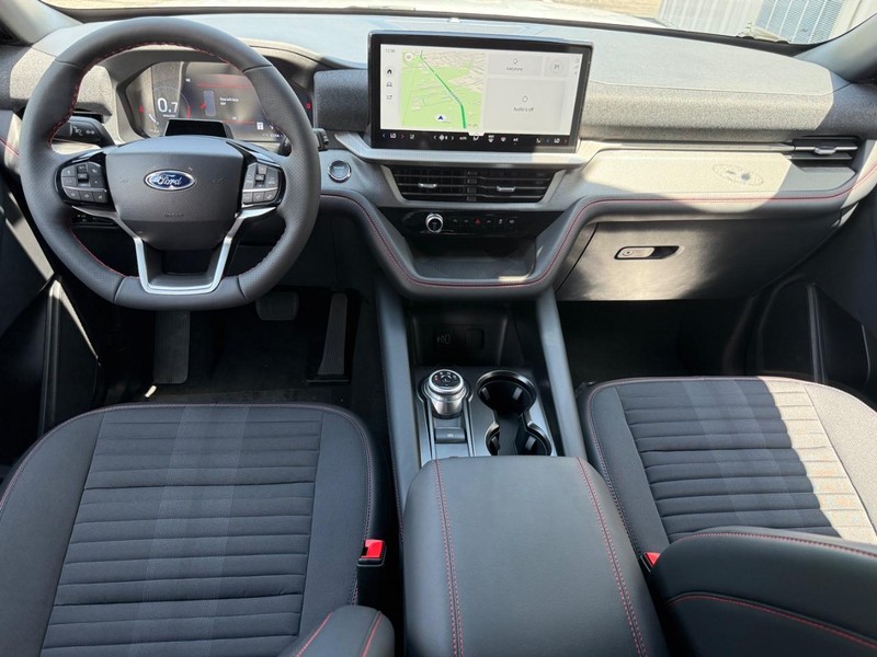 Ford Explorer Vehicle Full-screen Gallery Image 13