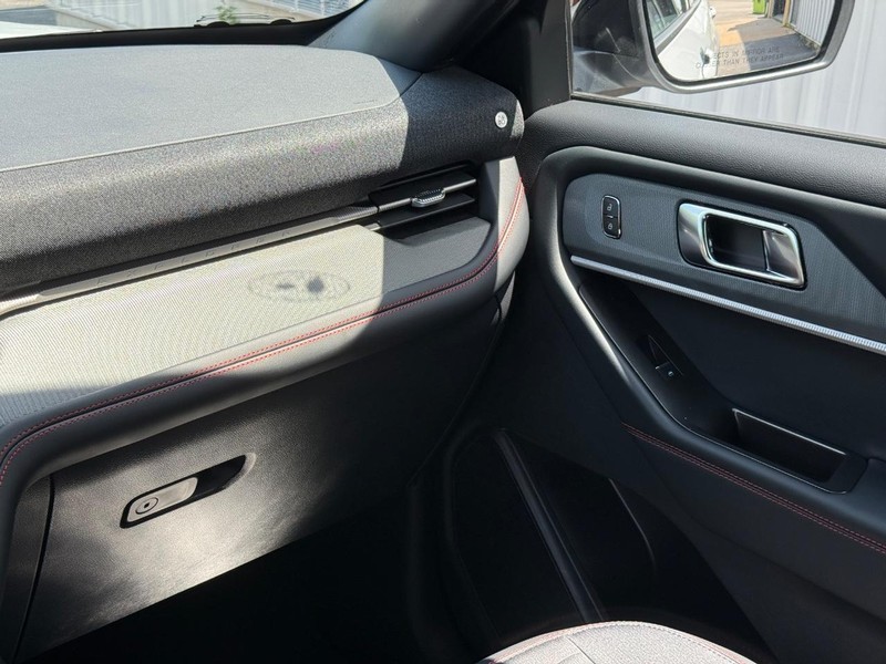 Ford Explorer Vehicle Full-screen Gallery Image 15