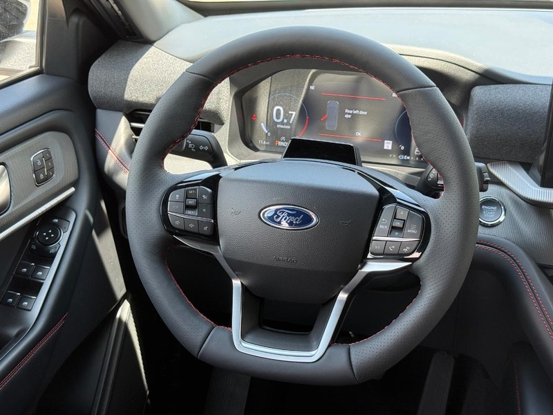 Ford Explorer Vehicle Full-screen Gallery Image 16
