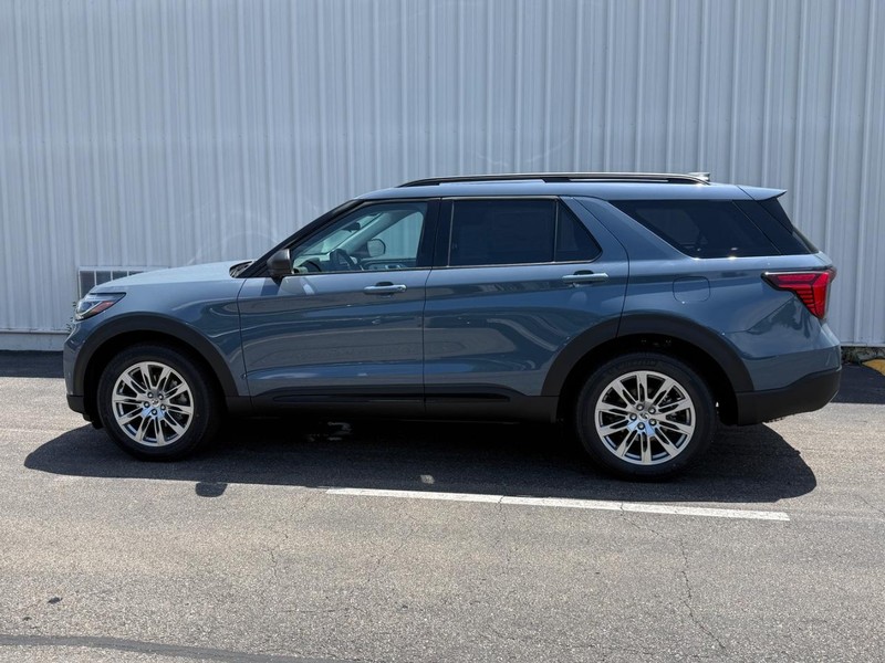 Ford Explorer Vehicle Full-screen Gallery Image 2