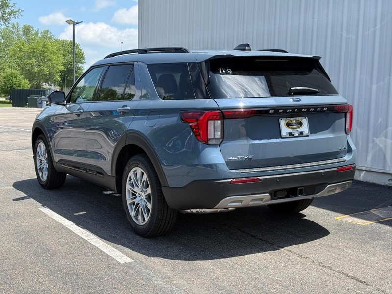 Ford Explorer Vehicle Full-screen Gallery Image 3