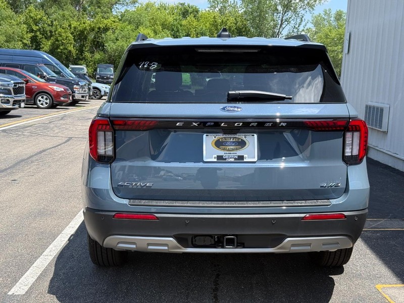 Ford Explorer Vehicle Full-screen Gallery Image 4