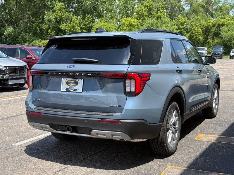 Ford Explorer Vehicle Full-screen Gallery Image 7