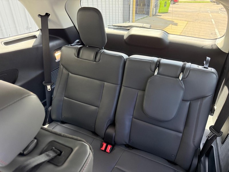 Ford Explorer Vehicle Full-screen Gallery Image 8