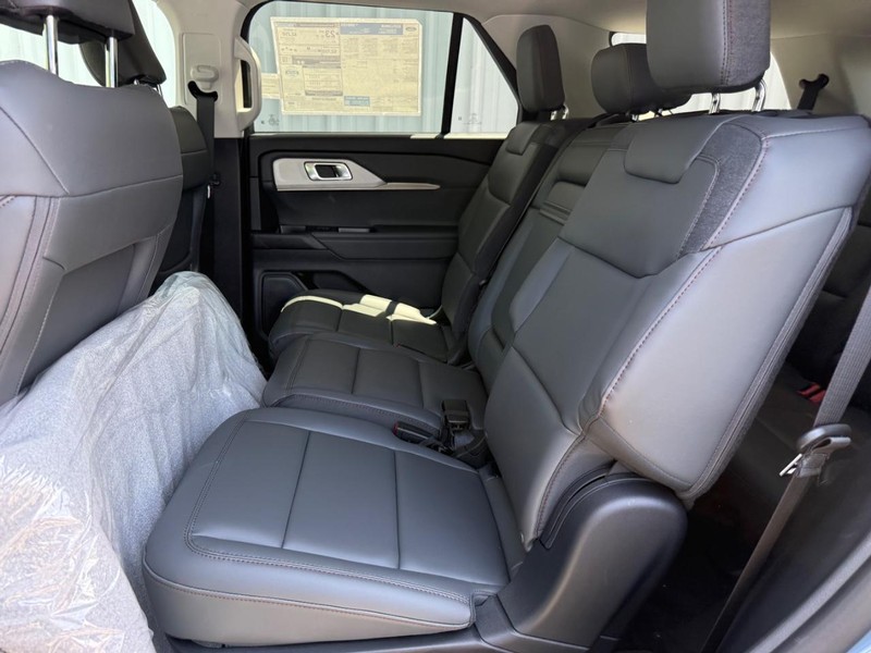 Ford Explorer Vehicle Full-screen Gallery Image 9