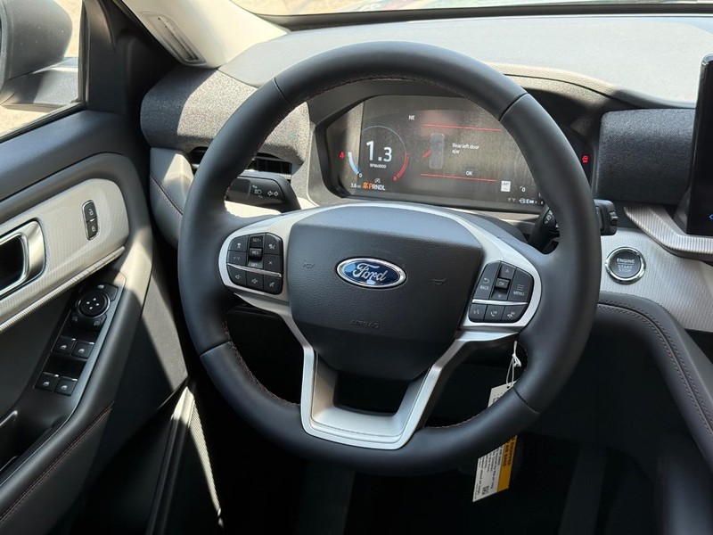 Ford Explorer Vehicle Full-screen Gallery Image 13