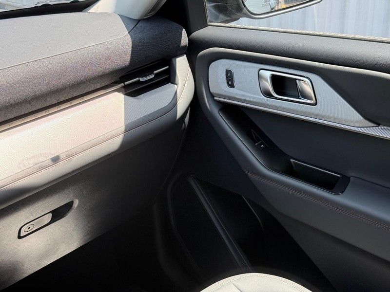 Ford Explorer Vehicle Full-screen Gallery Image 14