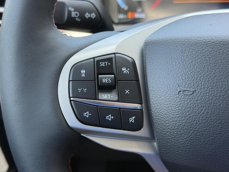 Ford Explorer Vehicle Full-screen Gallery Image 15