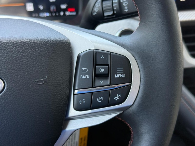 Ford Explorer Vehicle Full-screen Gallery Image 16