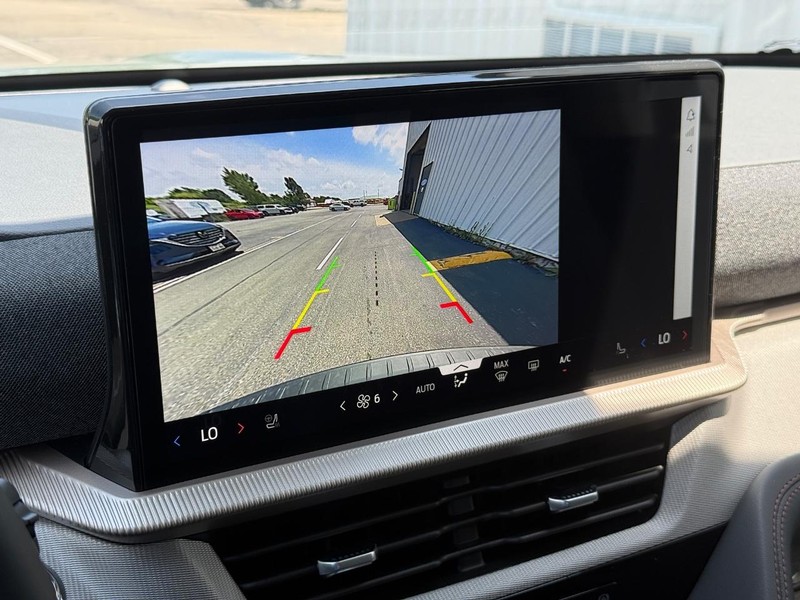 Ford Explorer Vehicle Full-screen Gallery Image 18