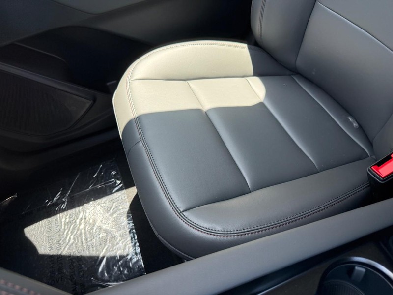 Ford Explorer Vehicle Full-screen Gallery Image 20