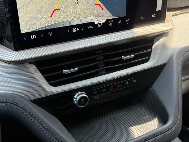Ford Explorer Vehicle Full-screen Gallery Image 21