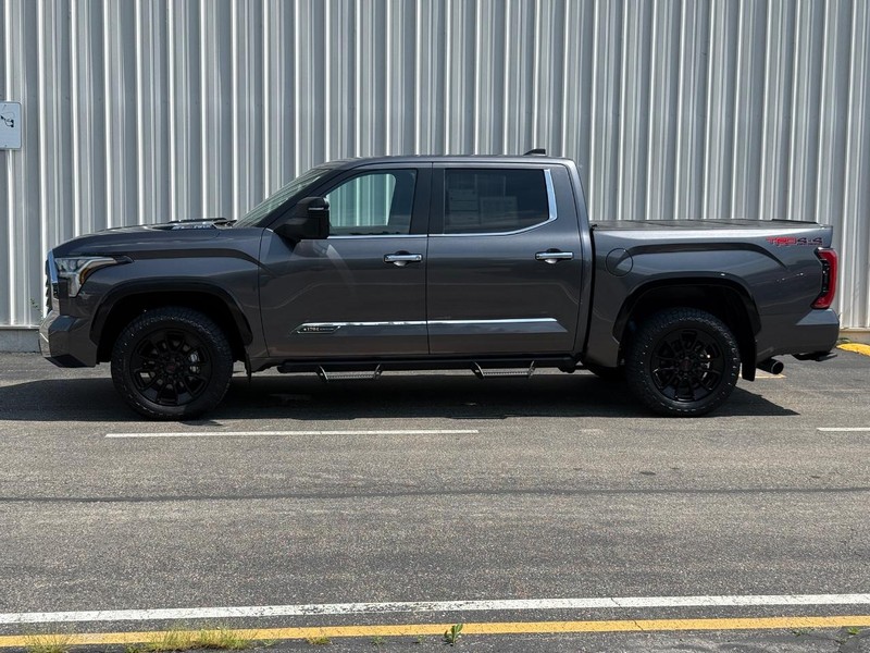 Toyota Tundra 4WD Vehicle Full-screen Gallery Image 2