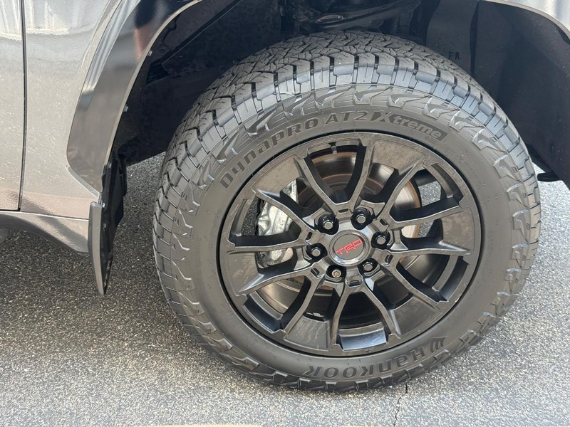 Toyota Tundra 4WD Vehicle Full-screen Gallery Image 7