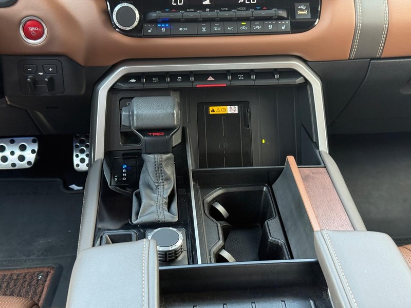 Toyota Tundra 4WD Vehicle Full-screen Gallery Image 12
