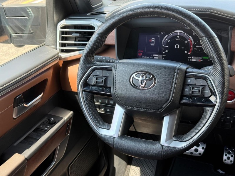 Toyota Tundra 4WD Vehicle Full-screen Gallery Image 13