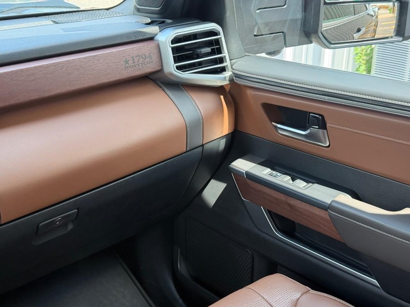 Toyota Tundra 4WD Vehicle Full-screen Gallery Image 14