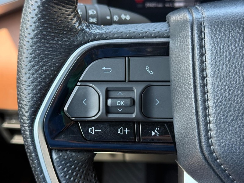Toyota Tundra 4WD Vehicle Full-screen Gallery Image 15