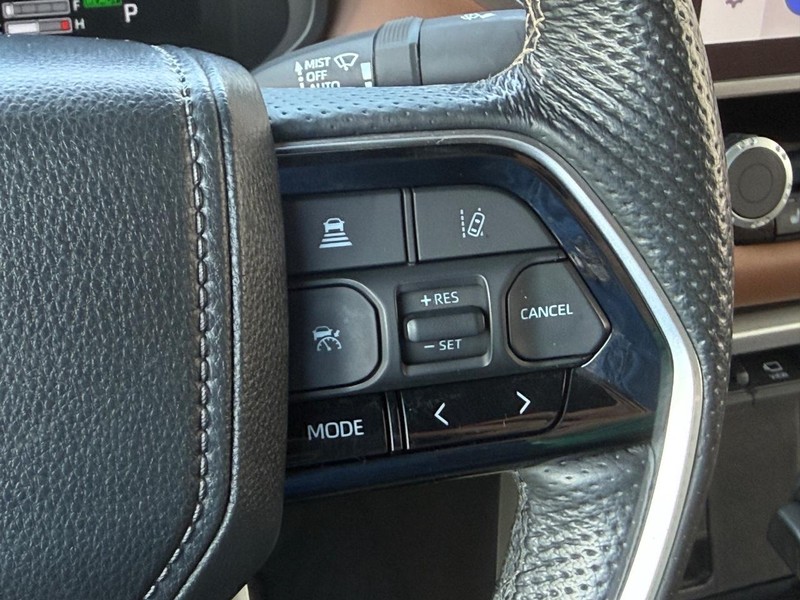Toyota Tundra 4WD Vehicle Full-screen Gallery Image 16