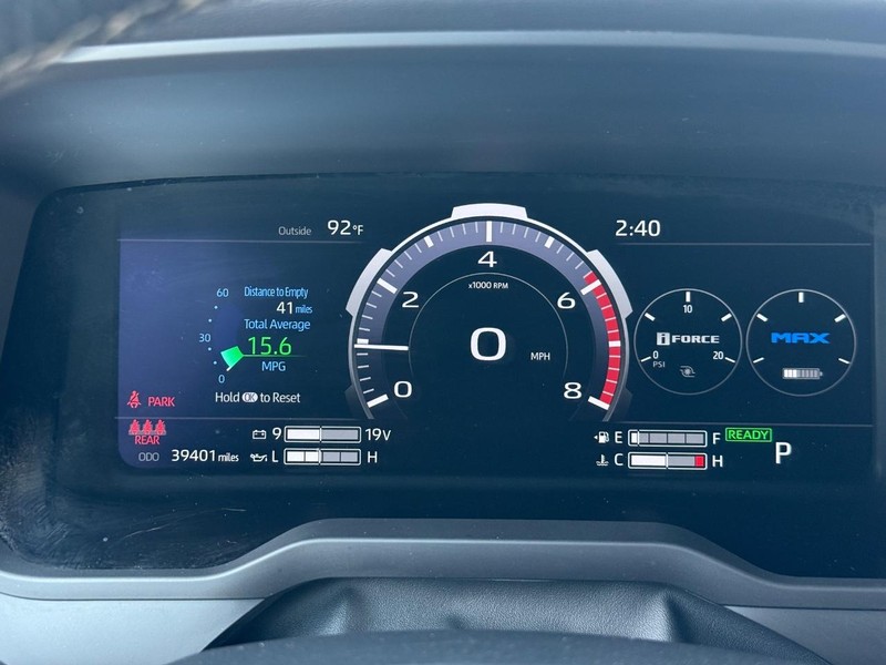 Toyota Tundra 4WD Vehicle Full-screen Gallery Image 17