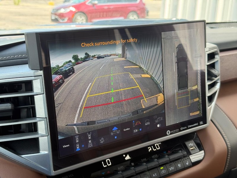 Toyota Tundra 4WD Vehicle Full-screen Gallery Image 18