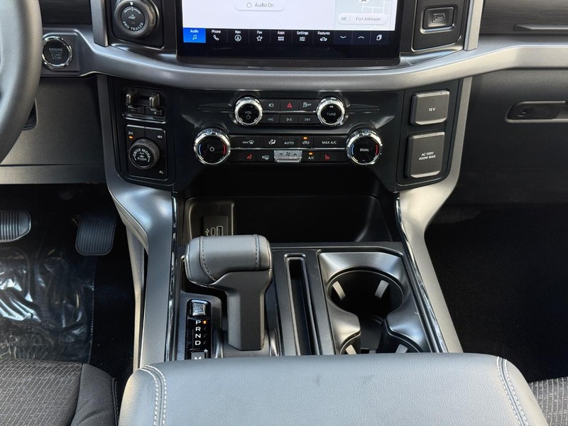 Ford F-150 Vehicle Full-screen Gallery Image 12