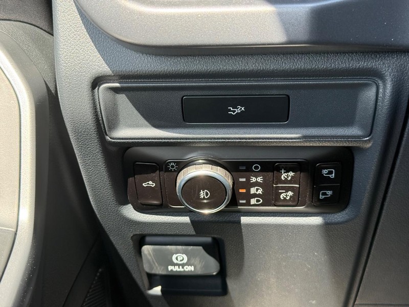Ford F-150 Vehicle Full-screen Gallery Image 21