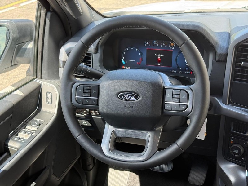 Ford F-150 Vehicle Full-screen Gallery Image 11