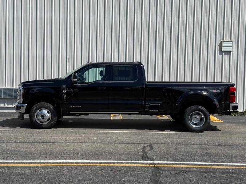 Ford Super Duty F-350 DRW Vehicle Full-screen Gallery Image 2