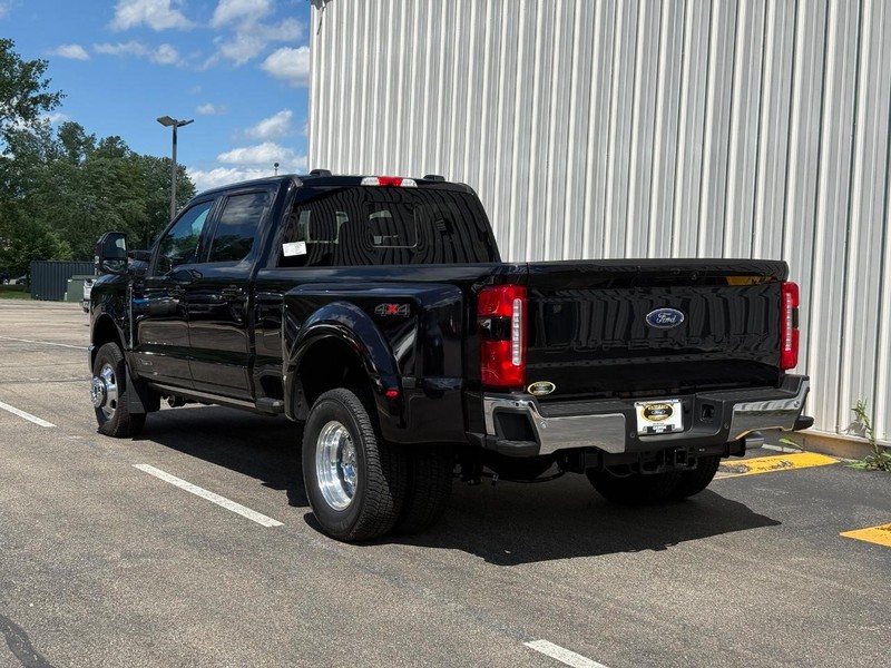 Ford Super Duty F-350 DRW Vehicle Full-screen Gallery Image 3