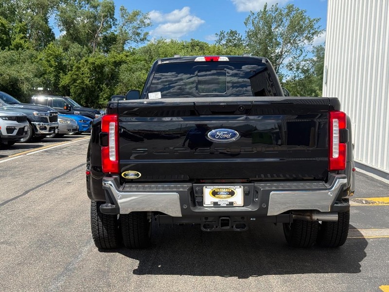 Ford Super Duty F-350 DRW Vehicle Full-screen Gallery Image 4