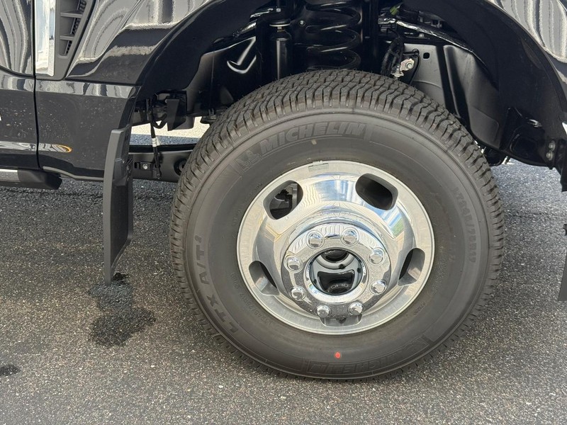 Ford Super Duty F-350 DRW Vehicle Full-screen Gallery Image 5