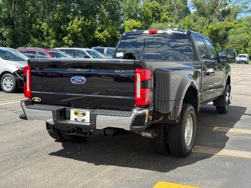 Ford Super Duty F-350 DRW Vehicle Full-screen Gallery Image 7