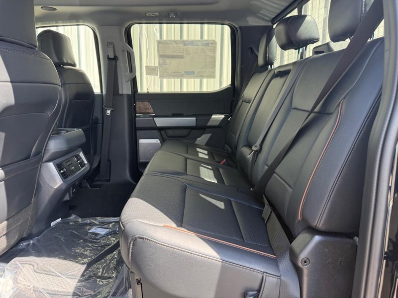 Ford Super Duty F-350 DRW Vehicle Full-screen Gallery Image 9