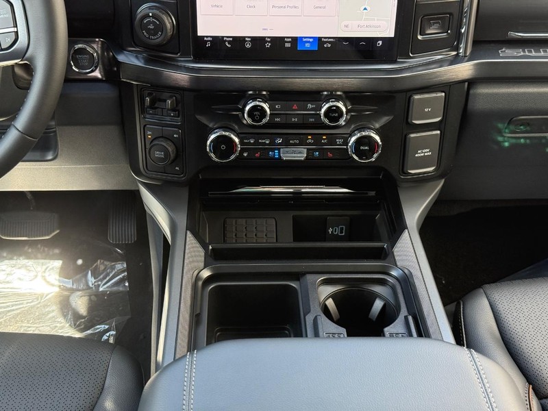 Ford Super Duty F-350 DRW Vehicle Full-screen Gallery Image 12